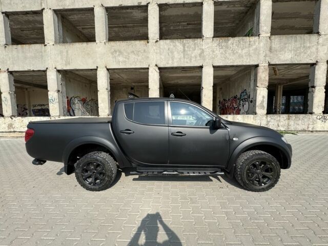 Черный Мицубиси Л 200, объемом двигателя 2.5 л и пробегом 93 тыс. км за 6600 $, фото 1 на Automoto.ua