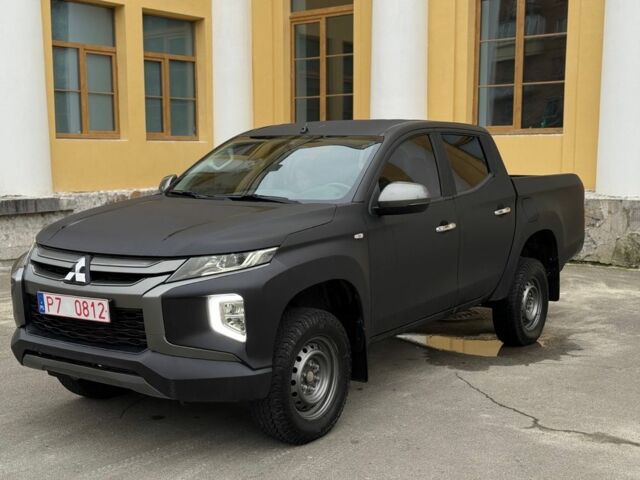 Черный Мицубиси Л 200, объемом двигателя 2.4 л и пробегом 19 тыс. км за 15500 $, фото 1 на Automoto.ua