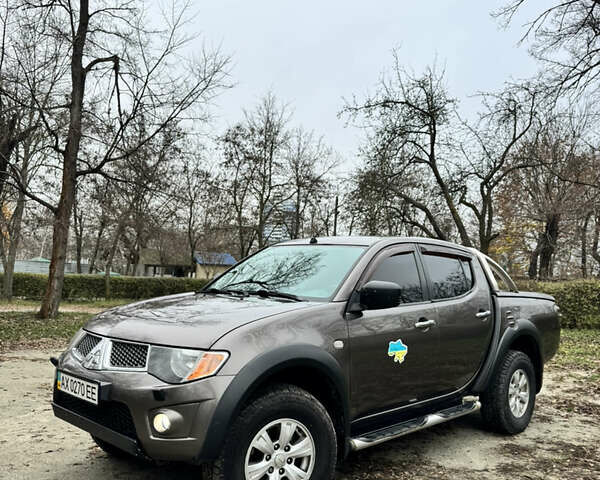 Коричневий Міцубісі Л 200, об'ємом двигуна 2.48 л та пробігом 317 тис. км за 15500 $, фото 1 на Automoto.ua