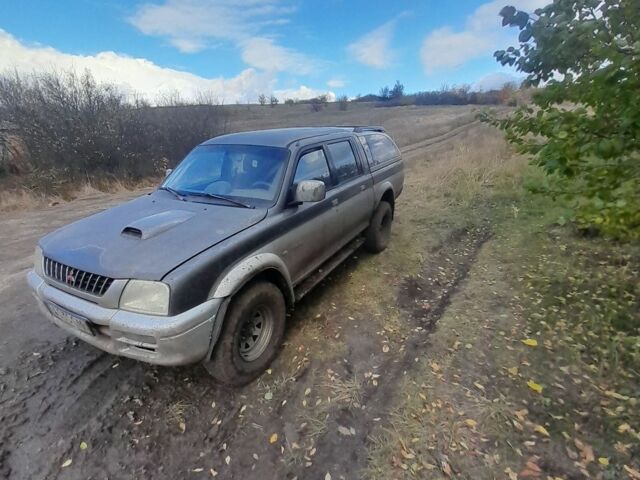 Серый Мицубиси Л 200, объемом двигателя 2.4 л и пробегом 288 тыс. км за 5300 $, фото 1 на Automoto.ua