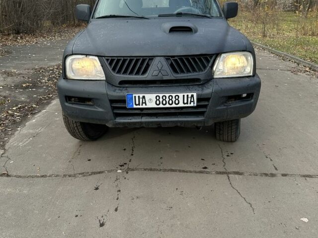Серый Мицубиси Л 200, объемом двигателя 2.2 л и пробегом 200 тыс. км за 3550 $, фото 1 на Automoto.ua