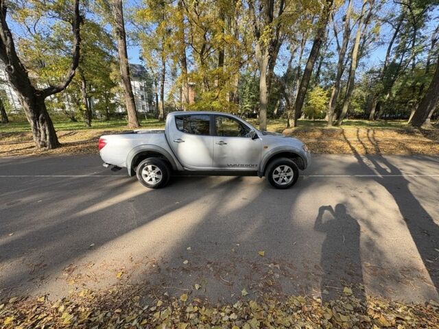 Серый Мицубиси Л 200, объемом двигателя 2.5 л и пробегом 160 тыс. км за 7172 $, фото 1 на Automoto.ua