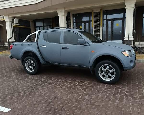 Сірий Міцубісі Л 200, об'ємом двигуна 2.48 л та пробігом 295 тис. км за 10999 $, фото 1 на Automoto.ua