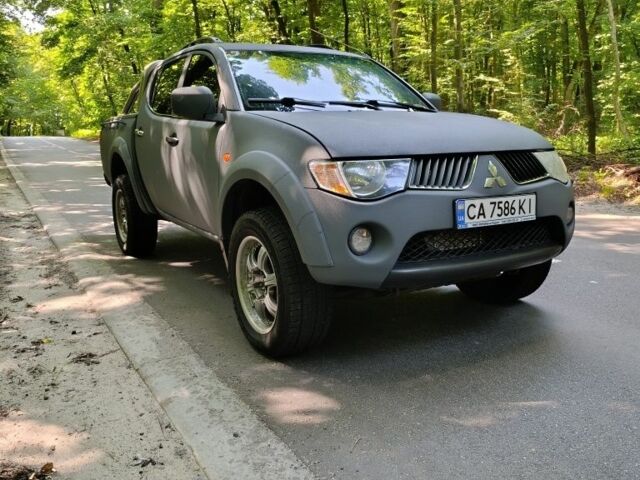 Серый Мицубиси Л 200, объемом двигателя 2.5 л и пробегом 270 тыс. км за 11800 $, фото 1 на Automoto.ua