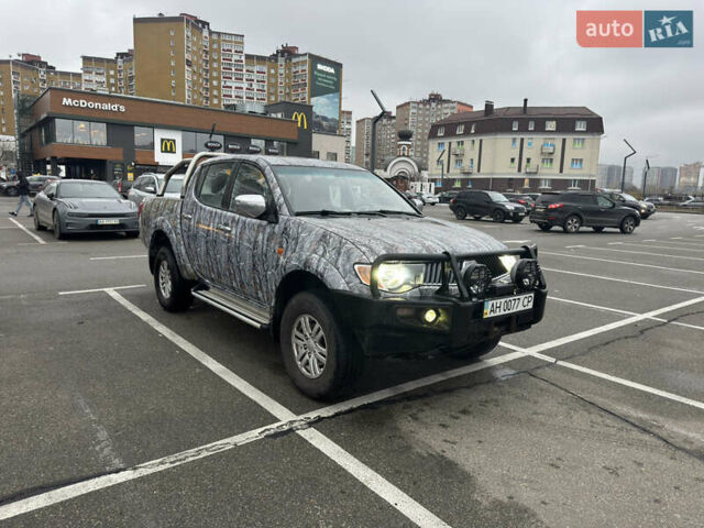 Серый Мицубиси Л 200, объемом двигателя 0 л и пробегом 250 тыс. км за 14999 $, фото 1 на Automoto.ua