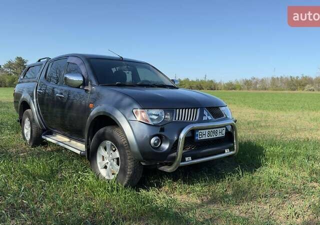 Серый Мицубиси Л 200, объемом двигателя 2.48 л и пробегом 234 тыс. км за 13000 $, фото 1 на Automoto.ua