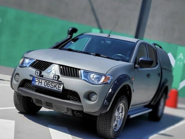 Серый Мицубиси Л 200, объемом двигателя 2 л и пробегом 244 тыс. км за 3600 $, фото 1 на Automoto.ua