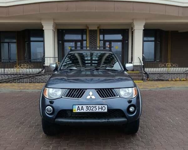 Сірий Міцубісі Л 200, об'ємом двигуна 2.5 л та пробігом 300 тис. км за 12300 $, фото 1 на Automoto.ua