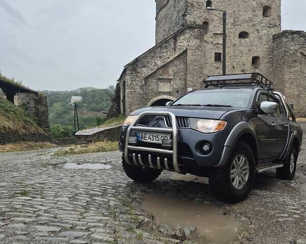 Сірий Міцубісі Л 200, об'ємом двигуна 2.48 л та пробігом 320 тис. км за 17600 $, фото 1 на Automoto.ua