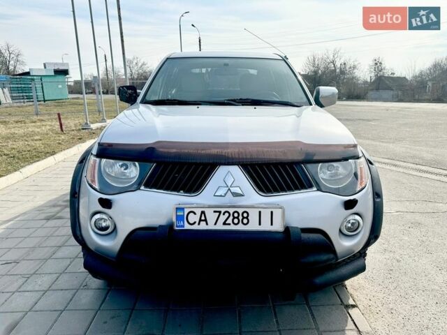 Серый Мицубиси Л 200, объемом двигателя 2.45 л и пробегом 205 тыс. км за 12500 $, фото 1 на Automoto.ua
