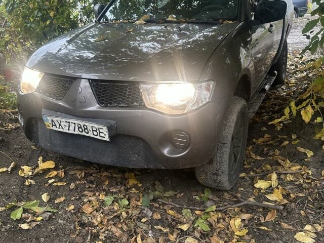 Серый Мицубиси Л 200, объемом двигателя 2.5 л и пробегом 200 тыс. км за 7850 $, фото 1 на Automoto.ua