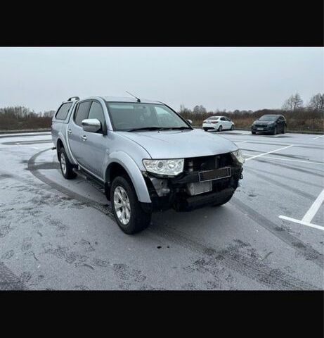 Серый Мицубиси Л 200, объемом двигателя 2.5 л и пробегом 155 тыс. км за 7888 $, фото 1 на Automoto.ua