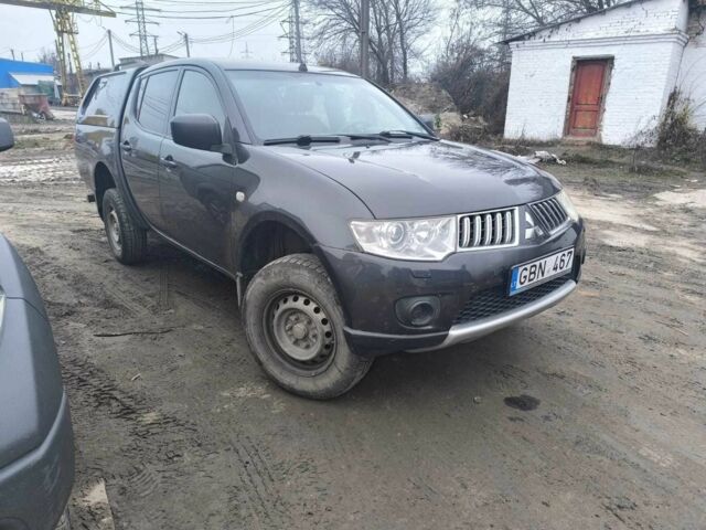 Серый Мицубиси Л 200, объемом двигателя 2.5 л и пробегом 250 тыс. км за 9209 $, фото 1 на Automoto.ua