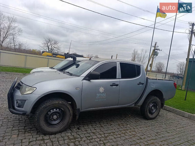 Серый Мицубиси Л 200, объемом двигателя 2.48 л и пробегом 299 тыс. км за 13900 $, фото 1 на Automoto.ua