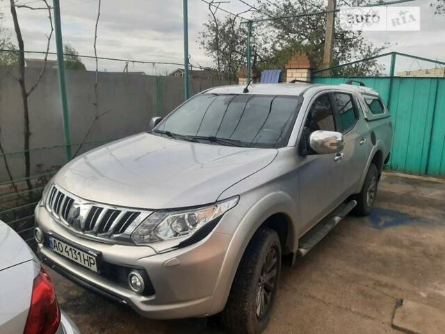 Серый Мицубиси Л 200, объемом двигателя 2.4 л и пробегом 150 тыс. км за 20000 $, фото 1 на Automoto.ua