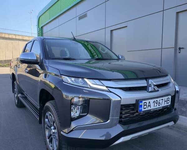 Серый Мицубиси Л 200, объемом двигателя 2.44 л и пробегом 4 тыс. км за 44400 $, фото 1 на Automoto.ua