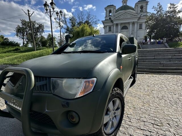 Зеленый Мицубиси Л 200, объемом двигателя 2.5 л и пробегом 367 тыс. км за 10900 $, фото 1 на Automoto.ua