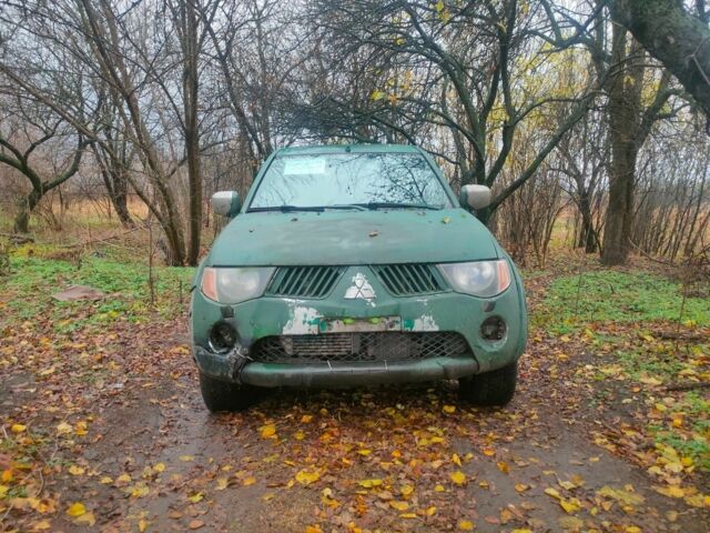 Зеленый Мицубиси Л 200, объемом двигателя 2.5 л и пробегом 299 тыс. км за 5500 $, фото 1 на Automoto.ua