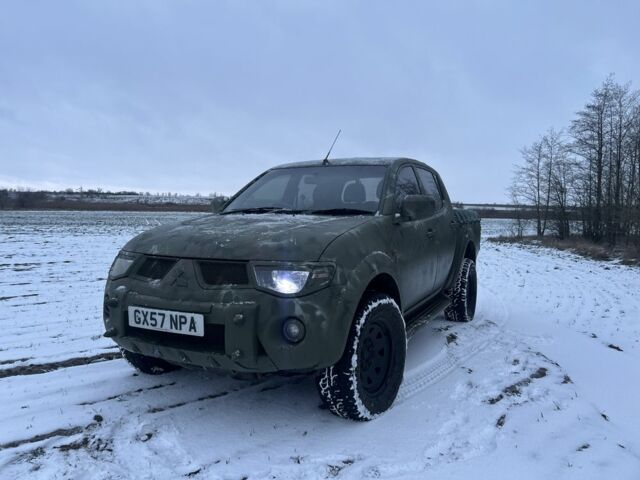 Зеленый Мицубиси Л 200, объемом двигателя 2.5 л и пробегом 246 тыс. км за 7000 $, фото 1 на Automoto.ua