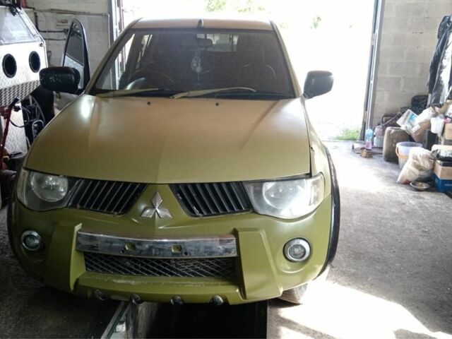 Зеленый Мицубиси Л 200, объемом двигателя 2.5 л и пробегом 200 тыс. км за 6100 $, фото 1 на Automoto.ua