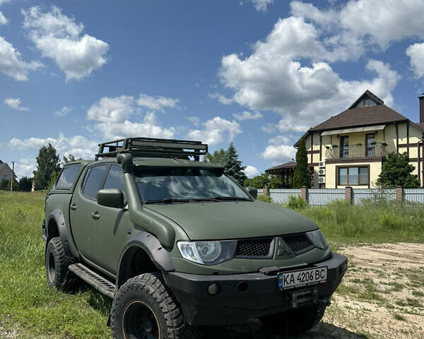 Оранжевый Мицубиси Л 200, объемом двигателя 2.48 л и пробегом 122 тыс. км за 18000 $, фото 1 на Automoto.ua