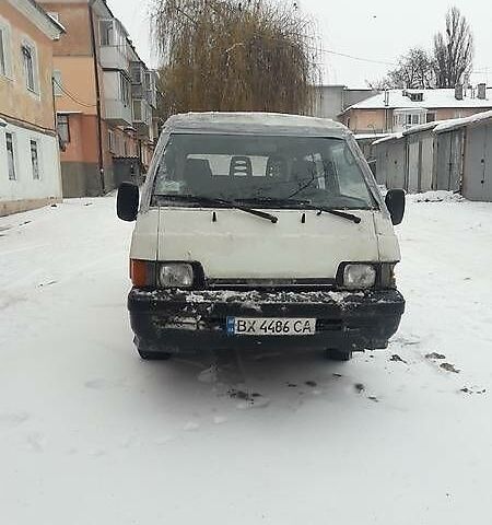 Білий Міцубісі L 300 пасс., об'ємом двигуна 2.5 л та пробігом 300 тис. км за 1700 $, фото 1 на Automoto.ua