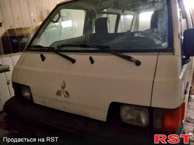 Белый Мицубиси Л300, объемом двигателя 2 л и пробегом 300 тыс. км за 600 $, фото 1 на Automoto.ua