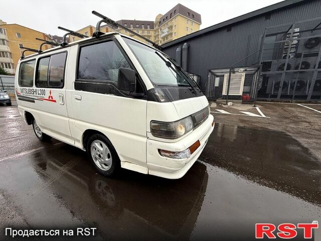 Белый Мицубиси Л300, объемом двигателя 2.5 л и пробегом 350 тыс. км за 2700 $, фото 1 на Automoto.ua