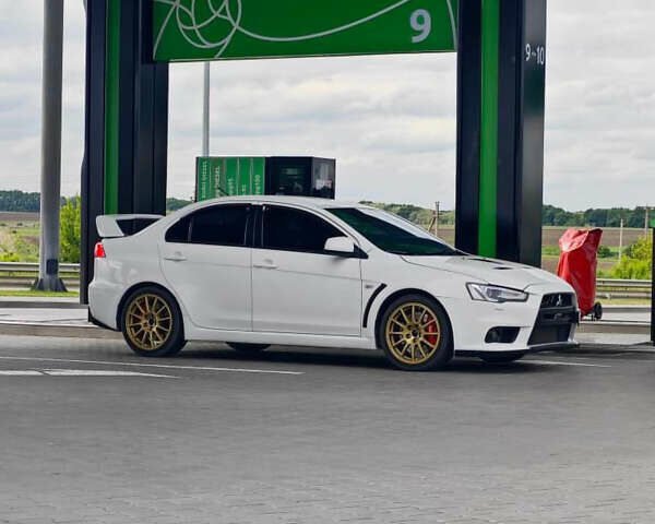 Белый Мицубиси Лансер Эволюшн, объемом двигателя 2 л и пробегом 146 тыс. км за 16800 $, фото 1 на Automoto.ua