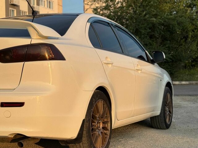 Белый Мицубиси Лансер, объемом двигателя 2 л и пробегом 217 тыс. км за 6000 $, фото 1 на Automoto.ua