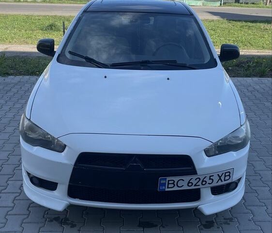 Белый Мицубиси Лансер, объемом двигателя 2 л и пробегом 230 тыс. км за 6000 $, фото 1 на Automoto.ua