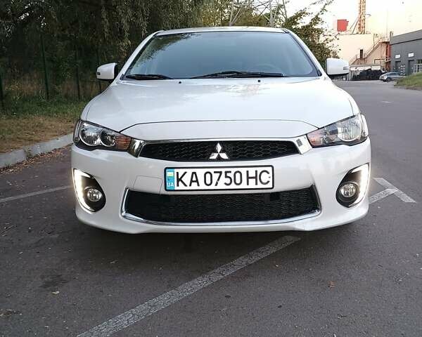 Белый Мицубиси Лансер, объемом двигателя 2 л и пробегом 116 тыс. км за 10500 $, фото 1 на Automoto.ua
