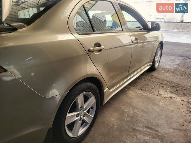 Бежевий Міцубісі Lancer, об'ємом двигуна 2 л та пробігом 180 тис. км за 6500 $, фото 1 на Automoto.ua