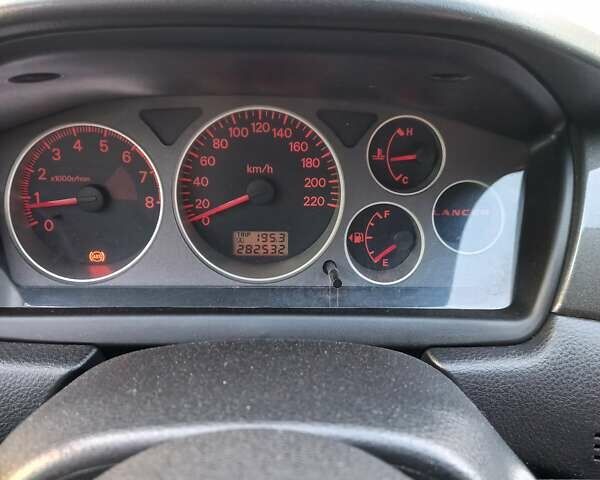 Красный Мицубиси Лансер, объемом двигателя 1.6 л и пробегом 280 тыс. км за 4000 $, фото 1 на Automoto.ua