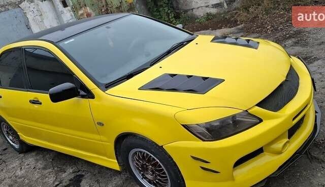 Желтый Мицубиси Лансер, объемом двигателя 1.3 л и пробегом 380 тыс. км за 3500 $, фото 1 на Automoto.ua