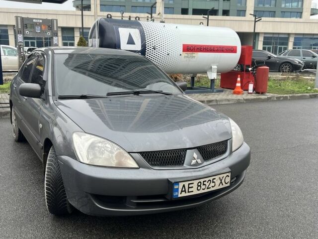 Серый Мицубиси Лансер, объемом двигателя 1.6 л и пробегом 242 тыс. км за 3700 $, фото 1 на Automoto.ua