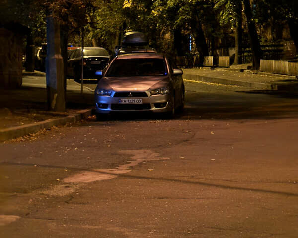 Серый Мицубиси Лансер, объемом двигателя 2 л и пробегом 439 тыс. км за 8000 $, фото 1 на Automoto.ua