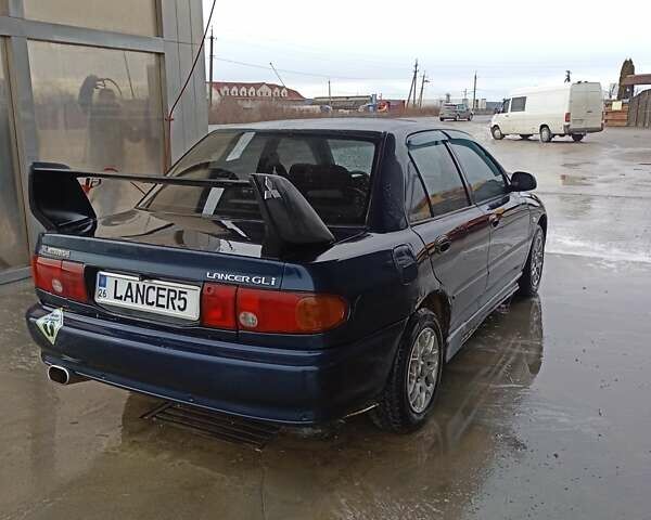 Синий Мицубиси Лансер, объемом двигателя 1.3 л и пробегом 393 тыс. км за 1300 $, фото 1 на Automoto.ua