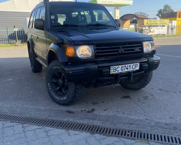 Черный Мицубиси Монтеро, объемом двигателя 3 л и пробегом 220 тыс. км за 4500 $, фото 1 на Automoto.ua
