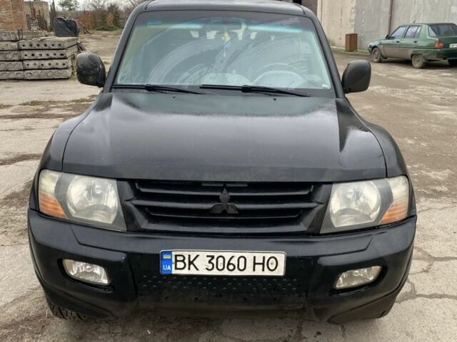 Серый Мицубиси Монтеро, объемом двигателя 3.2 л и пробегом 300 тыс. км за 5500 $, фото 1 на Automoto.ua