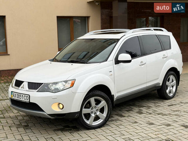 Белый Мицубиси Аутлендер ХЛ, объемом двигателя 3 л и пробегом 216 тыс. км за 10500 $, фото 1 на Automoto.ua
