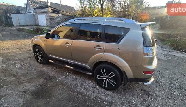 Бежевый Мицубиси Аутлендер ХЛ, объемом двигателя 3 л и пробегом 295 тыс. км за 9600 $, фото 1 на Automoto.ua