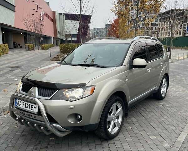 Бежевый Мицубиси Аутлендер ХЛ, объемом двигателя 3 л и пробегом 235 тыс. км за 8000 $, фото 1 на Automoto.ua