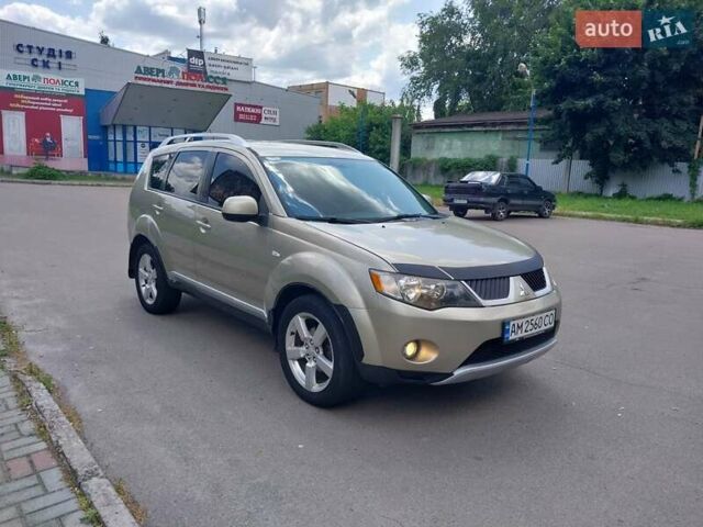 Бежевый Мицубиси Аутлендер ХЛ, объемом двигателя 2.4 л и пробегом 275 тыс. км за 8600 $, фото 1 на Automoto.ua