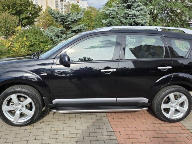 Черный Мицубиси Аутлендер ХЛ, объемом двигателя 2.4 л и пробегом 31 тыс. км за 15000 $, фото 1 на Automoto.ua