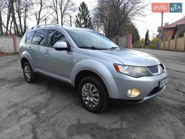 Серый Мицубиси Аутлендер ХЛ, объемом двигателя 2.4 л и пробегом 307 тыс. км за 8299 $, фото 1 на Automoto.ua