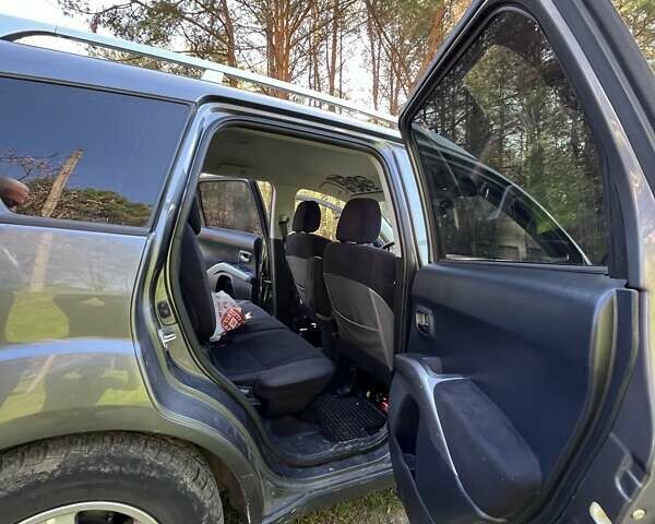 Серый Мицубиси Аутлендер ХЛ, объемом двигателя 2 л и пробегом 247 тыс. км за 5000 $, фото 1 на Automoto.ua