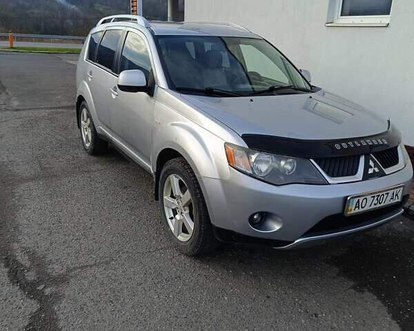 Серый Мицубиси Аутлендер ХЛ, объемом двигателя 2.36 л и пробегом 260 тыс. км за 8800 $, фото 1 на Automoto.ua