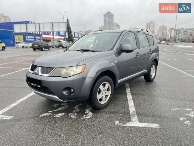 Серый Мицубиси Аутлендер ХЛ, объемом двигателя 2 л и пробегом 235 тыс. км за 4800 $, фото 1 на Automoto.ua
