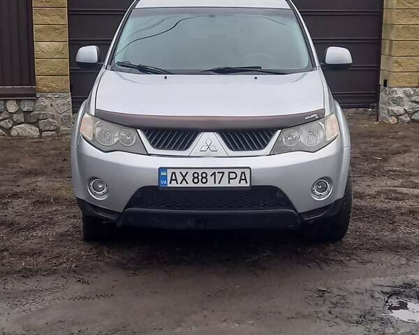 Серый Мицубиси Аутлендер ХЛ, объемом двигателя 2.4 л и пробегом 260 тыс. км за 7500 $, фото 1 на Automoto.ua